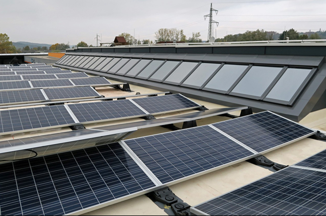 Symbolfoto zum Artikel: Vorsicht bei Photovoltaik-Anlagen auf dem Dach!